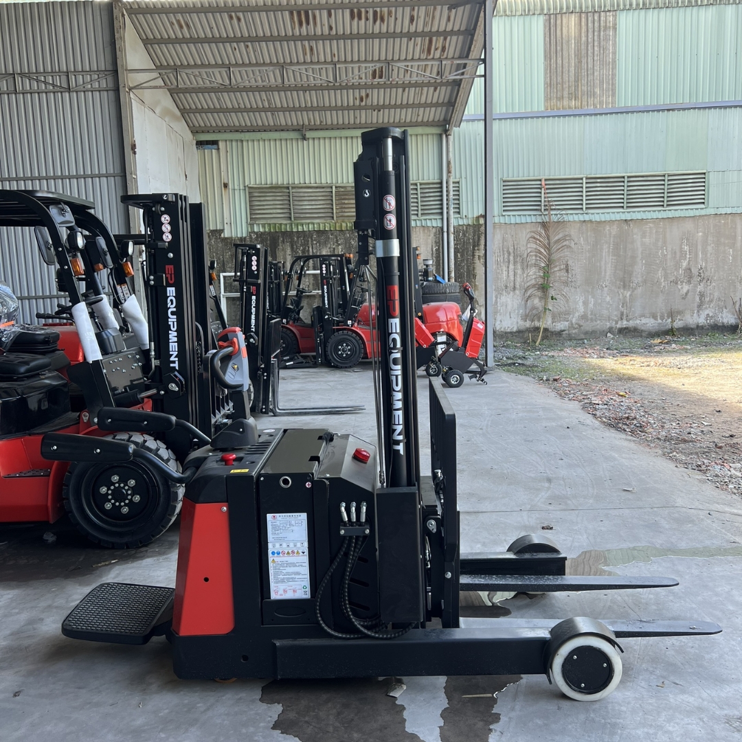 xe nâng reach truck cqe15r-12r