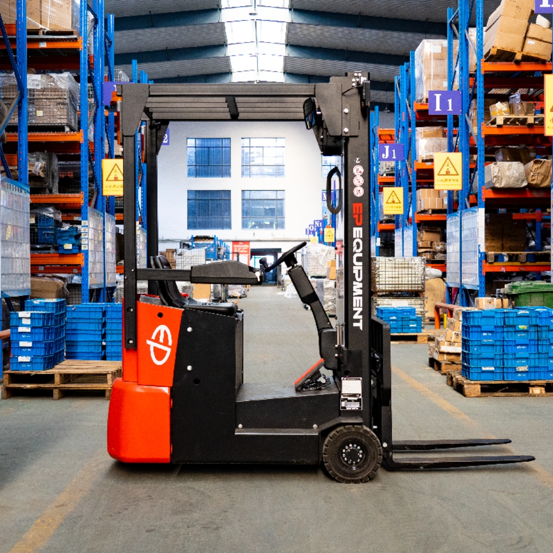 Xe nâng điện ngồi lái efs101_151