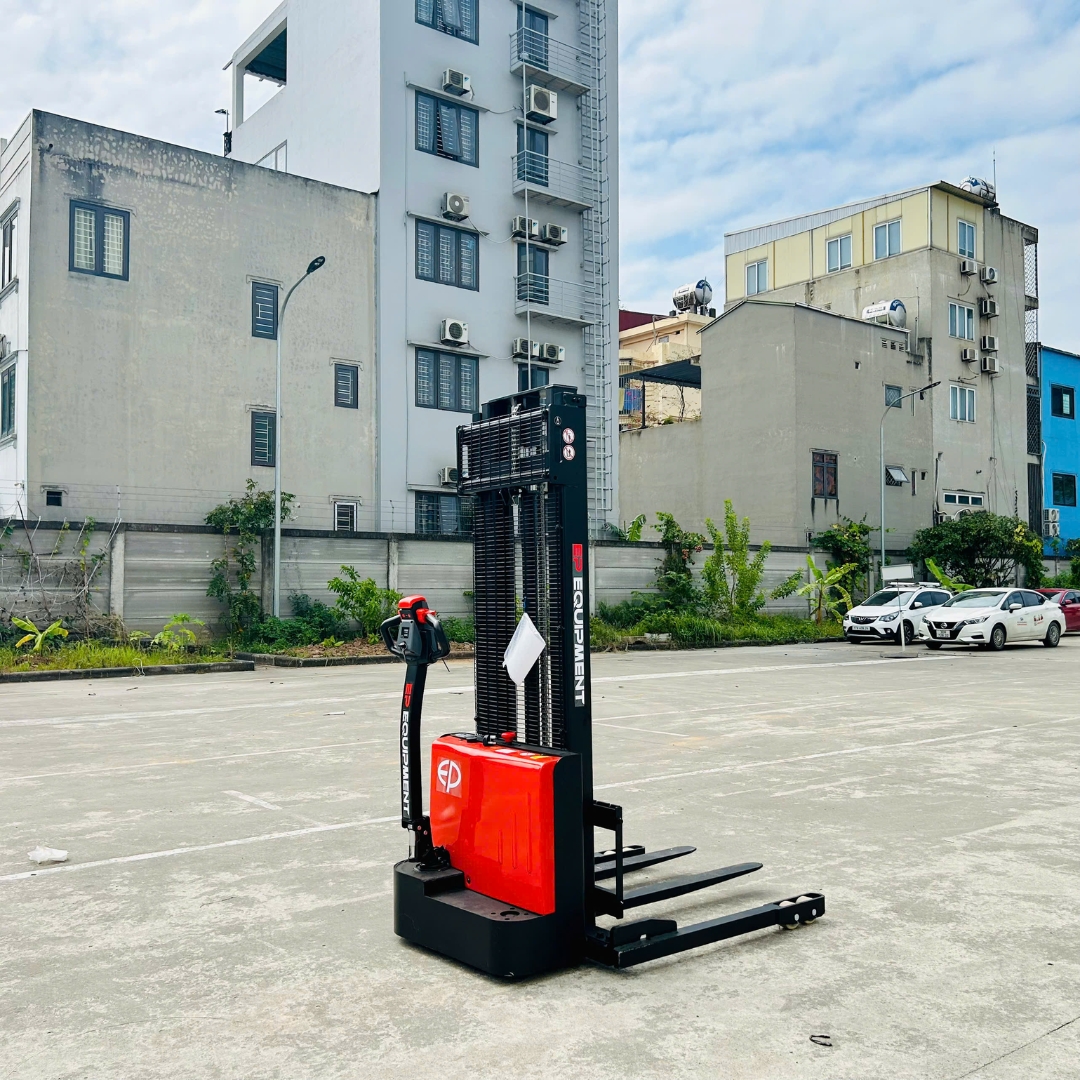 xe nâng stacker esd152