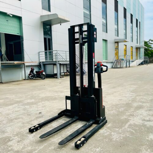 xe nâng stacker esd152