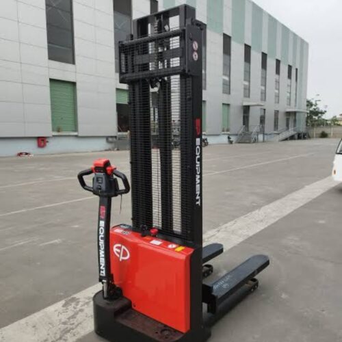 Xe nâng stacker est152