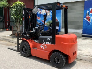Khi mua xe nâng nên quan tâm đến chiều rộng lối đi của xe